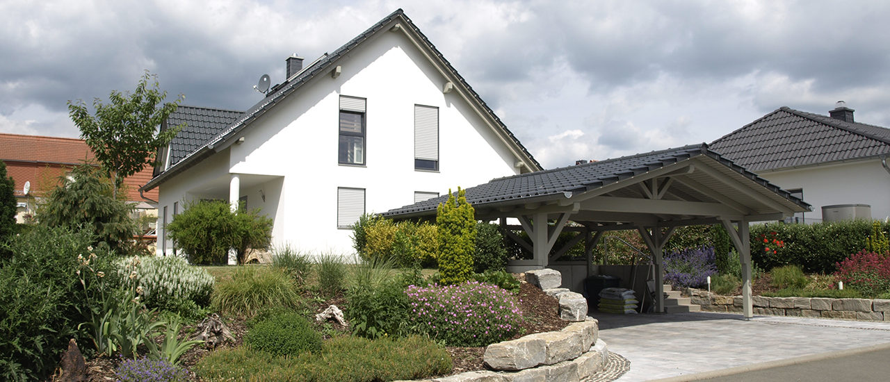 Satteldachhaus mit individuellem Carport Satteldachhaus mit individuellem Carport